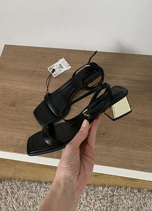 Кожаные босоножки zara
