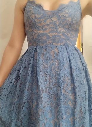 Голубое кружевное платье-сарафан с бежевой подкладкой, на регулирующих бретелях