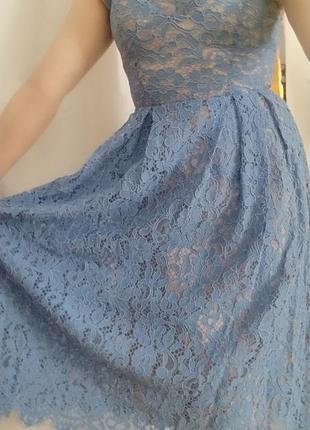 Голубое кружевное платье-сарафан с бежевой подкладкой, на регулирующих бретелях