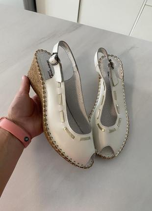 Босоніжки натуральні 38р.