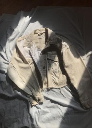 Коротка джинсова куртка stradivarius
