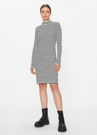 Брендовое вискозное платье рубчик в полоску "primark". размер uk14/eur42 (m/l).