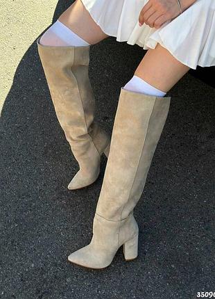 Стильні чоботи труби на підборах