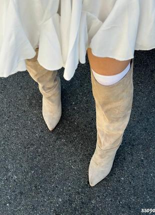 Стильні чоботи труби на підборах