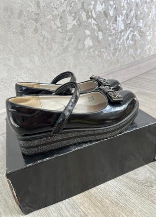 Школьные туфли