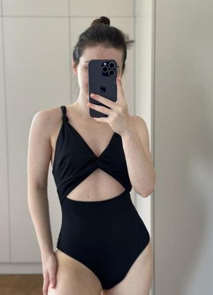 Купальник з вирізом