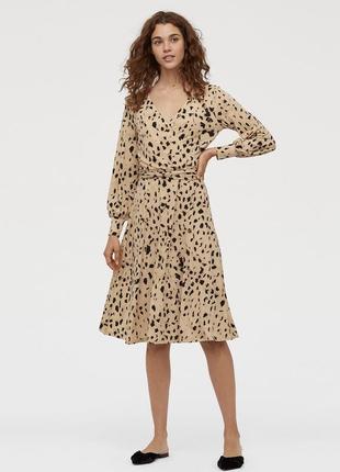 Красивое платье h&m животный принт с пышным рукавом и декольте