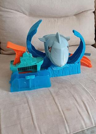 Трек хот вілс голодна акула hot wheels city color changing robot shark play set gjl12