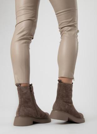 Чере�вики жіночі замшеві кольору мокко з блискавкою, на платформі та підборах, на хутрі 174...