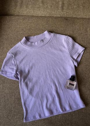 Лавандовая футболка в рубчик с завышенной горловиной shein