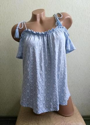 Футболка с открытыми плечами. туника. блуза.  топ. голубой в белый цветочек. falmer heritage.