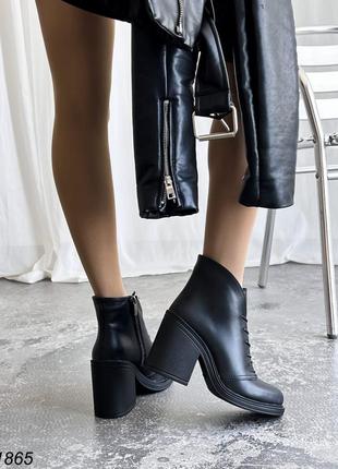 Жіночі шкіряні демісезонні ботильйони на широкому масивному каблуку та шнурках