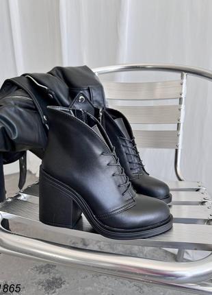 Жіночі шкіряні демісезонні ботильйони на широкому масивному каблуку та шнурках