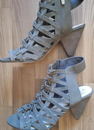 Босоніжки з нубуку. vince camuto.