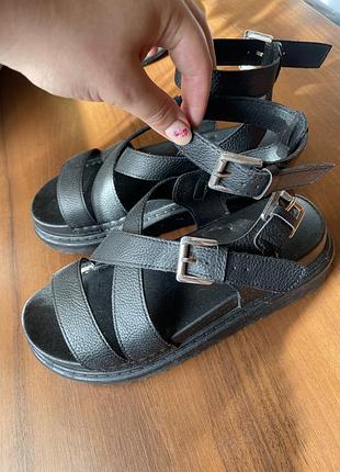 Продам босоножки