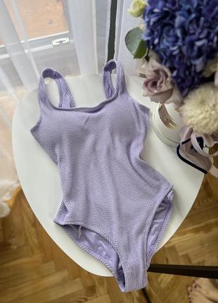 Сиреневый слитный купальник в рубчик с чашками