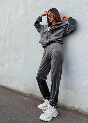 Спортивный велюровый костюм
