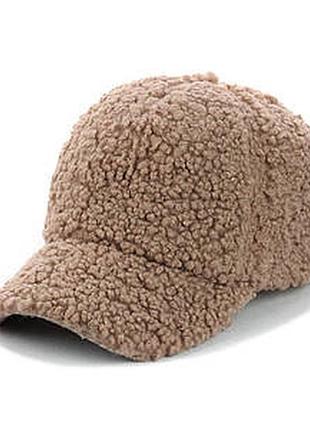 Меховая молодежная бейсболка, теплая и приятная на ощупь. выполнена из меховой ткани "барашек".
