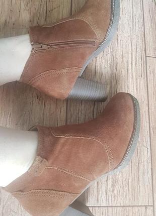 Замшевые ботинки коричневые демисезонные ботильены8 фото