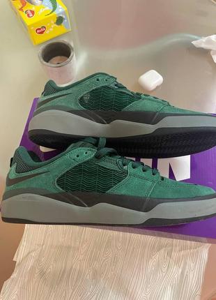 Новые оригинальные стильные кроссовки nike на 25,5 см