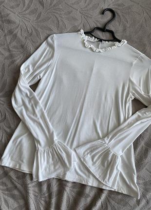 Молочная блуза с красивым рукавом