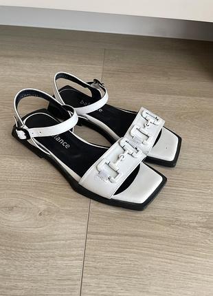 Шкіряні білі босоніжки сандалі balance