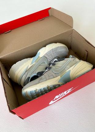 Классные женские кроссовки nike v2k runtekk light bone iron ore оливковые5 фото