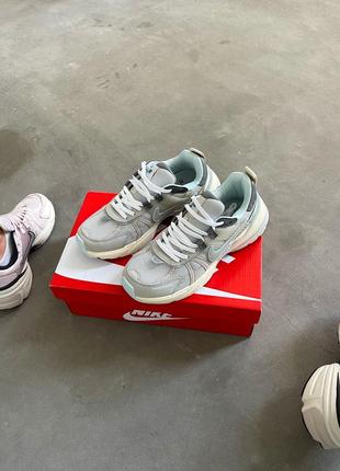 Классные женские кроссовки nike v2k runtekk light bone iron ore оливковые3 фото