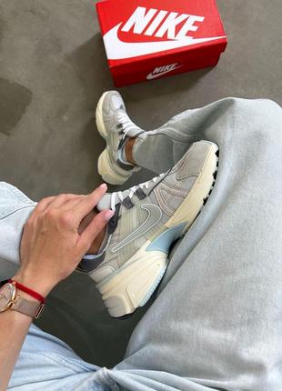 Классные женские кроссовки nike v2k runtekk light bone iron ore оливковые6 фото