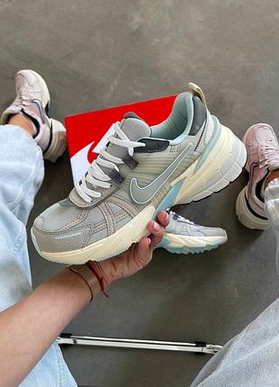 Классные женские кроссовки nike v2k runtekk light bone iron ore оливковые