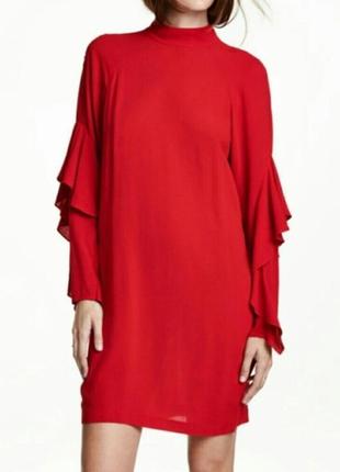 Красное платье h&m с воланами.