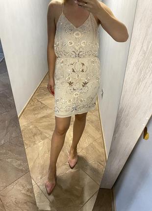 Коктейльное платье украшенное пайетками