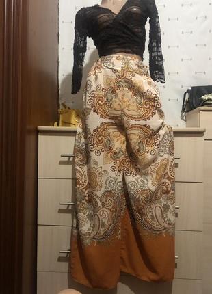 Стильные брюки с карманами