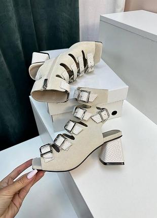 Изысканные женские босоножки