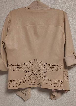 Жіночий кардиган зі штучної замші пудрового кольору з лазерною мереживною перфорацією (різьбленням)