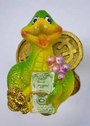 Магнит на холодильник "змея с деньгами" (5,5х4х4см)