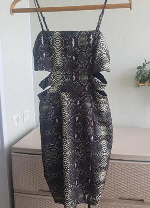Коротка сукня з прорізами зміїний принт misguided xs2 фото