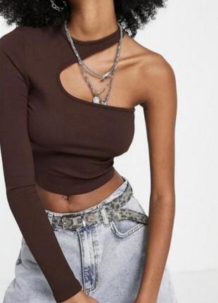 Кроп топ в рубчик на одно плечо с одним рукавом вырез лодочки bershka