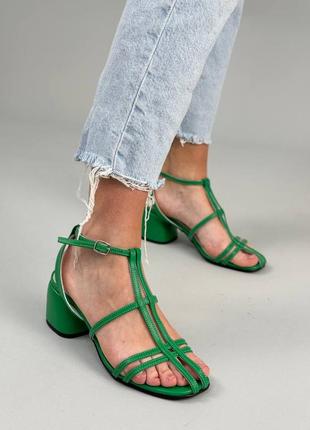 Босоножки женские кожаные зеленого цвета на каблуке2 фото