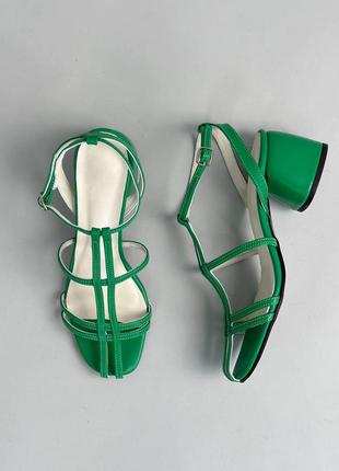 Босоножки женские кожаные зеленого цвета на каблуке6 фото