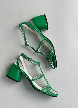 Босоножки женские кожаные зеленого цвета на каблуке5 фото