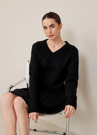 Свитер базовый с треугольным вырезом