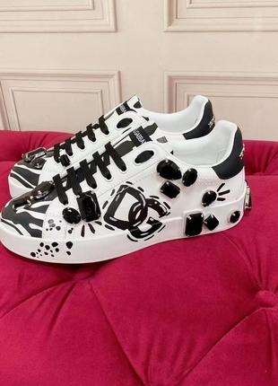 Кожаные кеды кроссовки dolce&gabbana декорированы камнями
