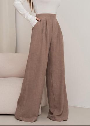 Коричневі льняні штани із защипами