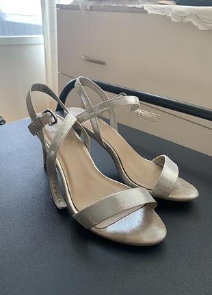 Босоніжки жіночі