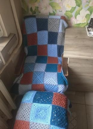 Набор из двух вязаных покрытий на кресло и табурет