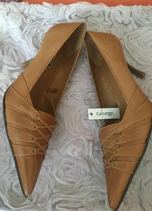 Кожаные туфельки с острым носком