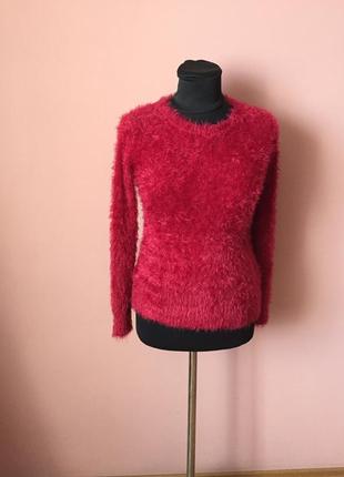 Ніжний светр червоного кольору з довгим ворсом і рукавом р-р 32.
