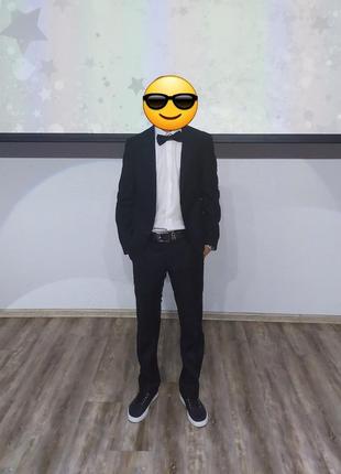 Чоловічий класичний костюм чорного кольору