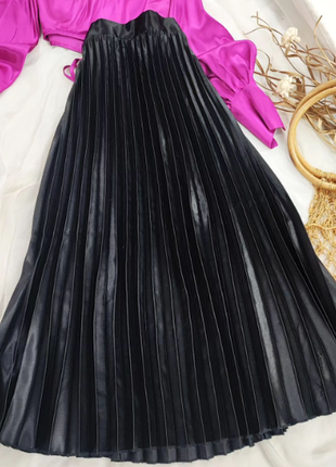 Чорна плісерована сатинова спідниця dorothy perkins